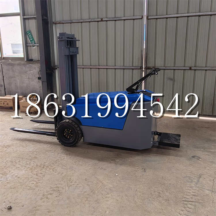 瑞丽市全电动叉车插腿式堆高车液压装卸车1.5吨升高小型站驾式铲车